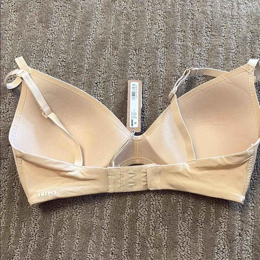 SKIMS Cream Intimates with Smooth Molded Cups - Picture 5 of 5